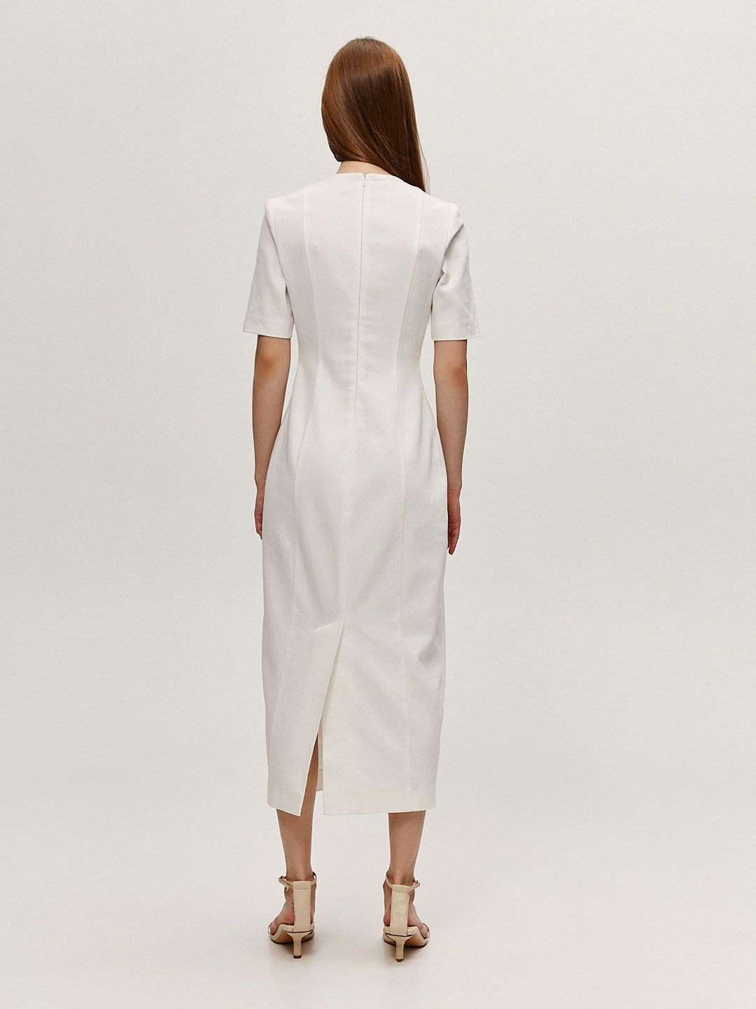 Платье футляр с коротким рукавом белое