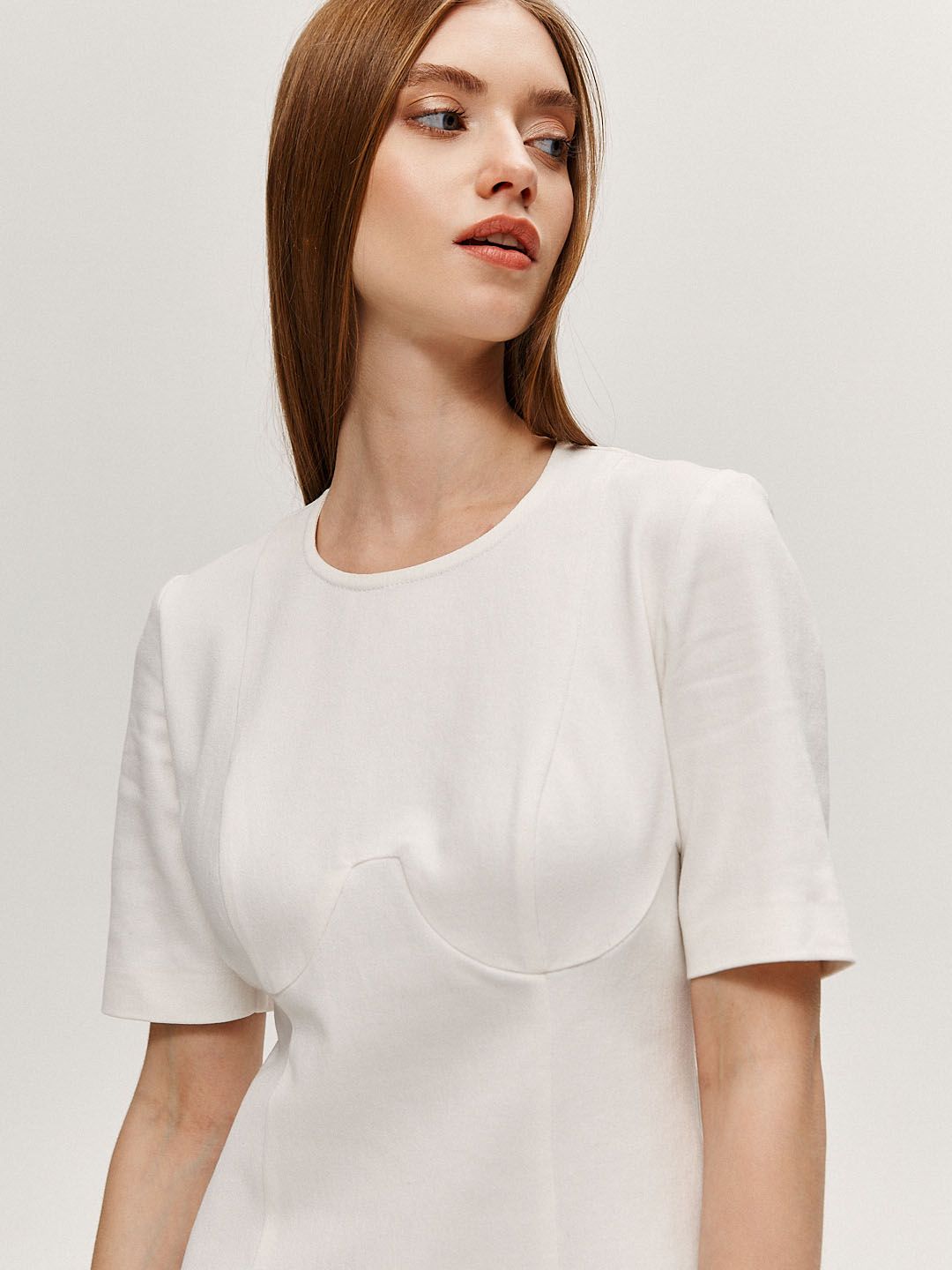Платье футляр с коротким рукавом белое